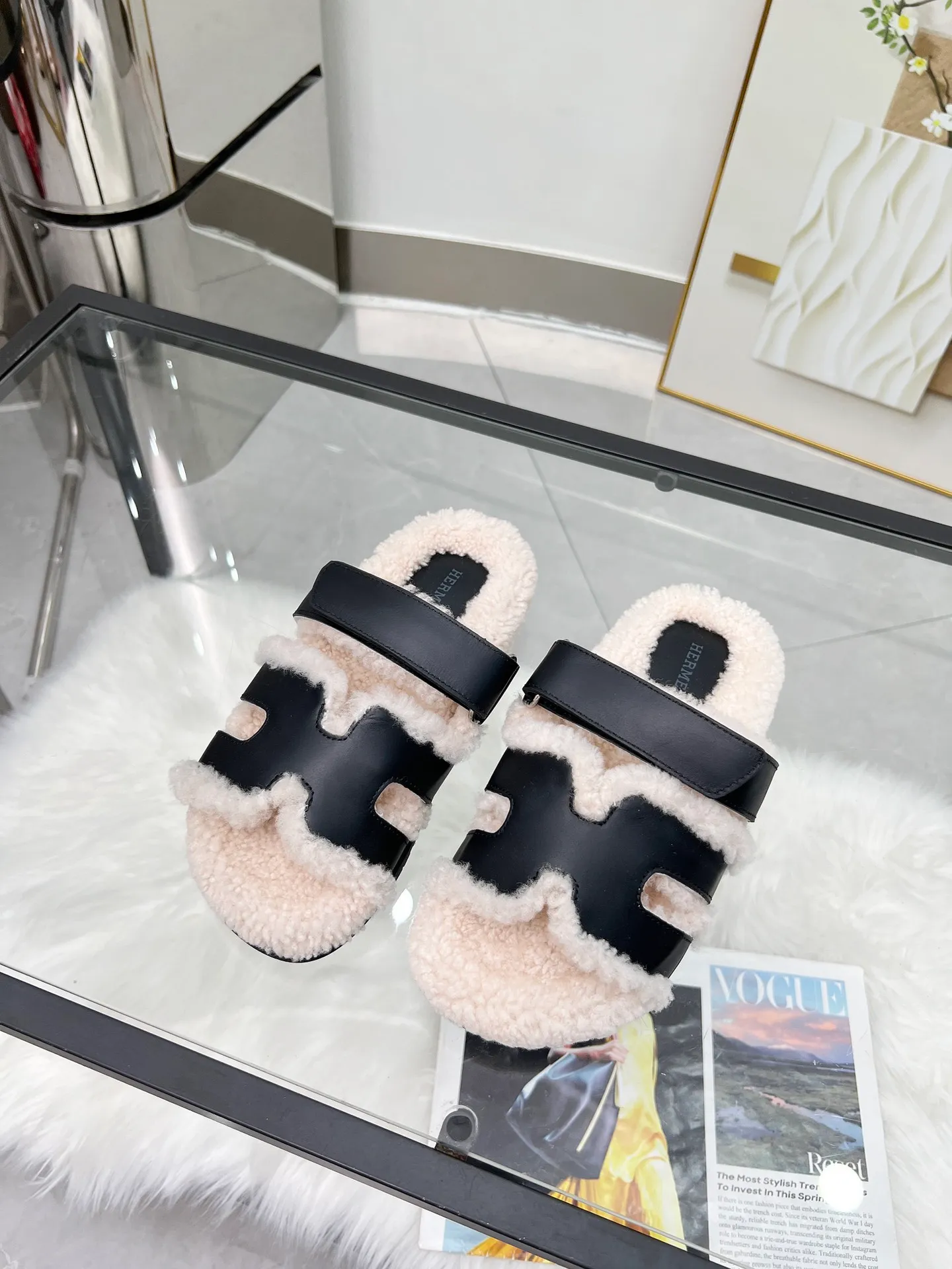 👟👟Ex-factory price 440👟👟 🌸[HERMES] My horse’s classic hot style second uncle🐑wool slippers🆕 are now available. A must-have item for autumn and winter ✅ Versatile and fashionable at home and out on the street 🍀The colors are extremely colorful! Walking Tuscany! TPR non-slip outsole is super light ️ Super comfortable on the feet without any sense of restraint I can’t stop drinking coffee ☕ My second uncle can’t take it off Color: maroon sand color light gray haze blue leather surface black code number: 35-40 (41 customized, non-returnable) Factory ready supply